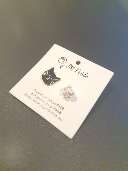 Cats and paws stud earrings - Black / Tri-colour